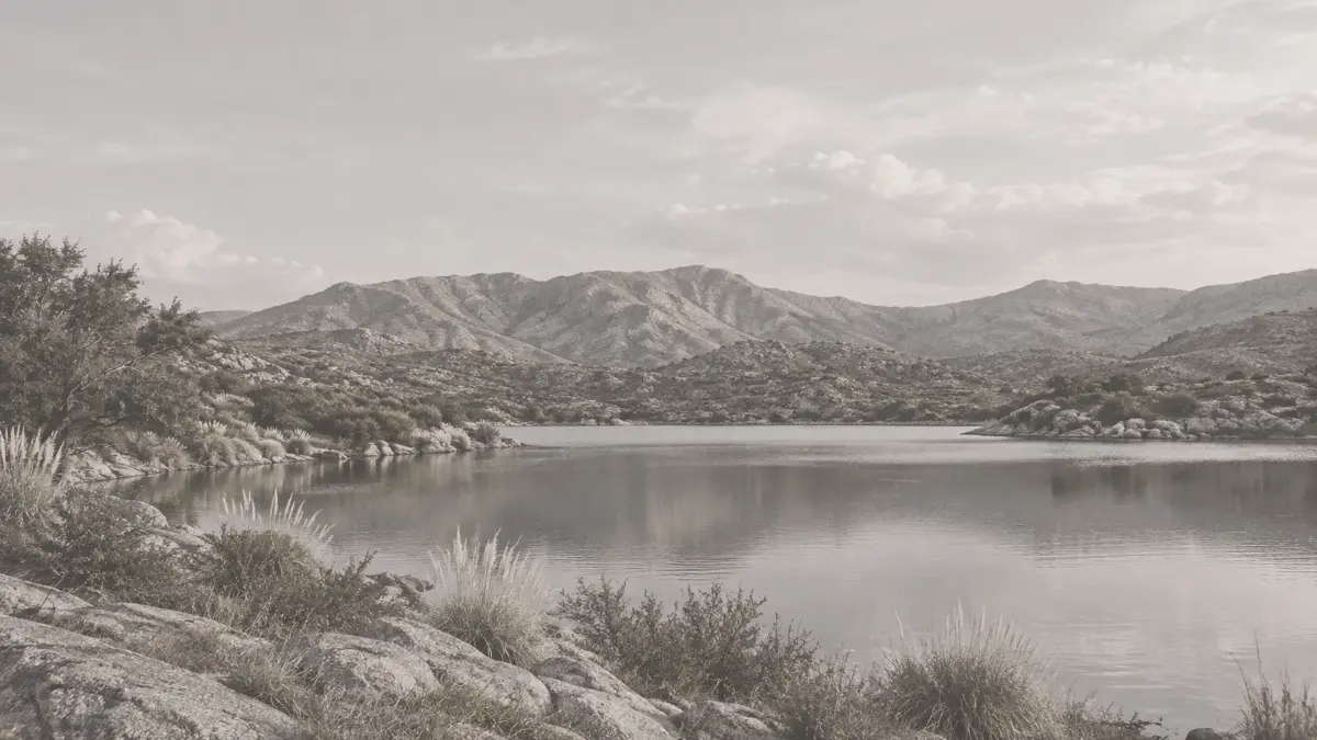 Espejo de agua entre las sierras al atardecer