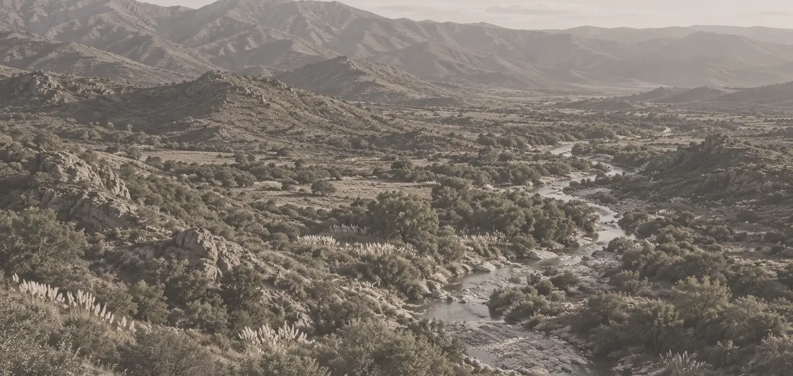 Vista elevada del valle de Traslasierra con el río entre las sierras