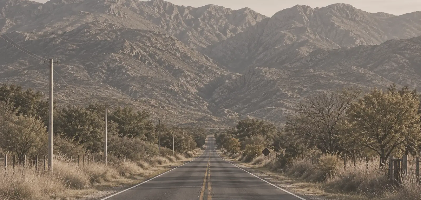 Un camino que se abre hacia las sierras de Traslasierra