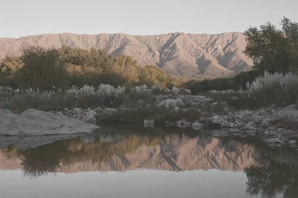 Las sierras de Traslasierra reflejadas en el río al atardecer
